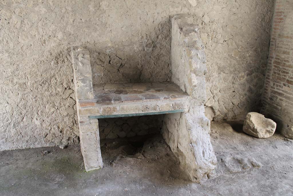 V.19 Herculaneum. March 2014. Hearth against east wall and latrine in south-east corner, on right.
Foto Annette Haug, ERC Grant 681269 DÉCOR.